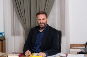 &Alpha;&rho;&gamma;&iota;&theta;έ&alpha;:&Lambda;ί&gamma;&epsilon;&sigmaf; &mu;έ&rho;&epsilon;&sigmaf; &pi;&rho;&iota;&nu; &tau;&eta;&nu; &alpha;&lambda;&lambda;&alpha;&gamma;ή &tau;&omicron;&upsilon; &chi;&rho;ό&nu;&omicron;&upsilon; &eta; &omicron;&rho;&kappa;&omega;&mu;&omicron;&sigma;ί&alpha; &tau;&omicron;&upsilon; &Alpha;&nu;&delta;&rho;έ&alpha; &Sigma;&tau;&epsilon;&rho;&gamma;ί&omicron;&upsilon;-&Tau;&omicron; &nu;έ&omicron; &delta;&eta;&mu;&omicron;&tau;&iota;&kappa;ό &sigma;&upsilon;&mu;&beta;&omicron;ύ&lambda;&iota;&omicron;