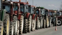 Κλείνουν δρόμους οι αγρότες και αποφασίζουν νέες κινητοποιήσεις