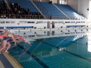 &Kappa;&alpha;&iota; &tau;&omicron;&nu; &Alpha;ύ&gamma;&omicron;&upsilon;&sigma;&tau;&omicron;, &alpha;&nu;&omicron;&iota;&chi;&tau;ό &tau;&omicron; &Kappa;&omicron;&lambda;&upsilon;&mu;&beta;&eta;&tau;ή&rho;&iota;&omicron; &sigma;&tau;&omicron; &Kappa;&alpha;&rho;&pi;&epsilon;&nu;ή&sigma;&iota;