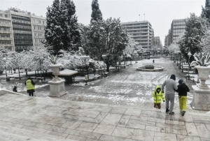 Κακοκαιρία Ελπίς: Ξεκίνησε η χιονόπτωση και στην Αθήνα - Κλειστή εθνική οδός στο ύψος Καλυφτάκη(Βίντεο)