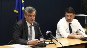 &Kappa;&omicron;&rho;&omega;&nu;&omicron;ϊό&sigmaf;:&Sigma;&tau;&alpha; 418 &tau;&alpha; &kappa;&rho;&omicron;ύ&sigma;&mu;&alpha;&tau;&alpha;-&Alpha;&pi;&alpha;&gamma;&omicron;&rho;&epsilon;ύ&omicron;&nu;&tau;&alpha;&iota; &alpha;&pi;ό &alpha;ύ&rho;&iota;&omicron; &omicron;&iota; &delta;&eta;&mu;ό&sigma;&iota;&epsilon;&sigmaf; &sigma;&upsilon;&nu;&alpha;&theta;&rho;&omicron;ί&sigma;&epsilon;&iota;&sigmaf; ά&nu;&omega; &tau;&omega;&nu; 10 &alpha;&tau;ό&mu;&omega;&nu;