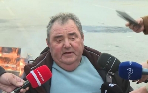 &Alpha;&nu;&epsilon;&sigma;&tau;ί&delta;&eta;&sigmaf; &gamma;&iota;&alpha; ύ&beta;&rho;&epsilon;&iota;&sigmaf; &kappa;&alpha;&tau;ά &Mu;&eta;&tau;&sigma;&omicron;&tau;ά&kappa;&eta;: &laquo;&Zeta;&eta;&tau;ά&omega; &sigma;&upsilon;&gamma;&gamma;&nu;ώ&mu;&eta;, &alpha;&lambda;&lambda;ά &theta;&alpha; &pi;ά&omega; &sigma;&tau;&omicron; &Mu;&alpha;&xi;ί&mu;&omicron;&upsilon; - &Mu;ά&lambda;&lambda;&omicron;&nu; &mu;&epsilon; &phi;&omicron;&beta;&omicron;ύ&nu;&tau;&alpha;&iota;&raquo;