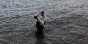 &Phi;&theta;&iota;ώ&tau;&iota;&delta;&alpha;-&Theta;&epsilon;&omicron;&phi;ά&nu;&iota;&alpha;: &Delta;&epsilon;&nu; &beta;&omicron;ύ&tau;&eta;&xi;&epsilon; &kappa;&alpha;&nu;έ&nu;&alpha;&sigmaf; &kappa;&alpha;&iota;... έ&pi;&epsilon;&sigma;&epsilon; &omicron; &pi;&alpha;&pi;ά&sigmaf; &gamma;&iota;&alpha; &tau;&omicron;&nu; &Sigma;&tau;&alpha;&upsilon;&rho;ό