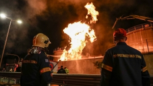 &Pi;έ&rho;&alpha;&mu;&alpha;: &Eta; &phi;&omega;&tau;&iota;ά &sigma;&tau;&alpha; &Kappa;&alpha;&zeta;ά&nu;&iota;&alpha; &laquo;&alpha;&pi;&epsilon;ί&lambda;&eta;&sigma;&epsilon; ό&lambda;&omicron; &tau;&omicron; &Lambda;&epsilon;&kappa;&alpha;&nu;&omicron;&pi;έ&delta;&iota;&omicron;&raquo;-&Omicron;&lambda;&omicron;&nu;ύ&chi;&tau;&iota;&alpha; &mu;ά&chi;&eta; &mu;&epsilon; &tau;&iota;&sigmaf; &phi;&lambda;ό&gamma;&epsilon;&sigmaf;(&Phi;ώ&tau;&omicron;)