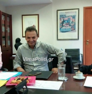 Ά&gamma;&rho;&alpha;&phi;&alpha;:&Omicron;&iota; ά&nu;&theta;&rho;&omega;&pi;&omicron;&iota; &delta;ί&pi;&lambda;&alpha; &sigma;&tau;&omicron;&nu; &delta;ή&mu;&alpha;&rho;&chi;&omicron;.&Omicron; &nu;έ&omicron;&sigmaf; &epsilon;&iota;&delta;&iota;&kappa;ό&sigmaf; &sigma;&upsilon;&nu;&epsilon;&rho;&gamma;ά&tau;&eta;&sigmaf; &tau;&omicron;&upsilon; &Alpha;&lambda;έ&xi;&eta; &Kappa;&alpha;&rho;&delta;&alpha;&mu;&pi;ί&kappa;&eta;