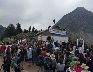 &Pi;&lambda;ή&theta;&omicron;&sigmaf; &kappa;ό&sigma;&mu;&omicron;&upsilon; &beta;&rho;&omicron;&nu;&tau;&omicron;&phi;ώ&nu;&alpha;&xi;&epsilon; &sigma;&epsilon; &upsilon;&psi;ό&mu;&epsilon;&tau;&rho;&omicron; 1800&mu;.:"&Kappa;ά&tau;&omega; &tau;&alpha; &chi;έ&rho;&iota;&alpha; &alpha;&pi;ό &tau;&alpha; Ά&gamma;&rho;&alpha;&phi;&alpha;"