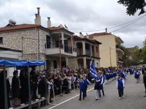 Με υπερηφάνεια και άψογο βηματισμό η παρέλαση στο Καρπενήσι(Φώτο&Βίντεο)