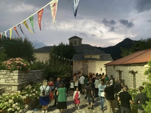 &Mu;&epsilon;&gamma;ά&lambda;&eta; &Epsilon;&beta;&delta;&omicron;&mu;ά&delta;&alpha; &sigma;&tau;&eta;&nu; "&kappa;&upsilon;&rho;ά &tau;&omega;&nu; &Alpha;&gamma;&rho;ά&phi;&omega;&nu;" -&Tau;&omicron; &pi;&rho;ό&gamma;&rho;&alpha;&mu;&mu;&alpha; &tau;&omega;&nu; &Alpha;&kappa;&omicron;&lambda;&omicron;&upsilon;&theta;&iota;ώ&nu; &sigma;&tau;&eta;&nu; &Pi;&alpha;&nu;&alpha;&gamma;ί&alpha; &tau;&eta;&sigmaf; &Sigma;&pi;&eta;&lambda;&iota;ά&sigmaf;