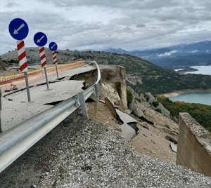&Eta; &Alpha;&lambda;&epsilon;&upsilon;&rho;ά&delta;&alpha; έ&kappa;&omicron;&psi;&epsilon; &sigma;&tau;&alpha; &delta;ύ&omicron; &tau;&eta; &Delta;&upsilon;&tau;&iota;&kappa;ή &Epsilon;&lambda;&lambda;ά&delta;&alpha;-7 &mu;ή&nu;&epsilon;&sigmaf; &alpha;&pi;&omicron;&kappa;&lambda;&epsilon;&iota;&sigma;&mu;&omicron;ύ &kappa;&alpha;&iota; &alpha;&kappa;ό&mu;&eta; &pi;&epsilon;&rho;&iota;&mu;έ&nu;&omicron;&upsilon;&nu; &chi;&rho;ή&mu;&alpha;&tau;&alpha;