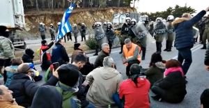 Μεταναστευτικό:Ένταση, χημικά και απεργία στη Λέσβο-Επεισόδια και στη Χίο(Φώτο)