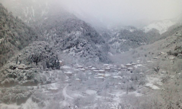 Μαγευτικές εικόνες από τα χιονισμένα χωριά των Αγράφων