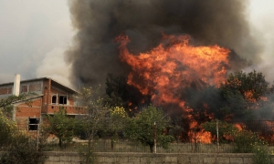 &Sigma;&upsilon;&nu;&epsilon;&chi;ί&zeta;&epsilon;&tau;&alpha;&iota; &eta; &mu;ά&chi;&eta; &mu;&epsilon; &tau;&iota;&sigmaf; &phi;&lambda;ό&gamma;&epsilon;&sigmaf; &sigma;&tau;&eta;&nu; &Alpha;&chi;&alpha;ί&alpha;-20 &kappa;&alpha;&mu;έ&nu;&alpha; &sigma;&pi;ί&tau;&iota;&alpha;, έ&nu;&alpha;&sigmaf; &tau;&rho;&alpha;&upsilon;&mu;&alpha;&tau;ί&alpha;&sigmaf; &mu;&epsilon; &epsilon;&gamma;&kappa;&alpha;ύ&mu;&alpha;&tau;&alpha;