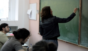 &Epsilon;&kappa;&pi;&alpha;&iota;&delta;&epsilon;&upsilon;&tau;&iota;&kappa;&omicron;ί &Epsilon;&upsilon;&rho;&upsilon;&tau;&alpha;&nu;ί&alpha;&sigmaf;:&laquo;&Pi;&rho;&omicron;&beta;&lambda;&eta;&mu;&alpha;&tau;&iota;&sigma;&mu;&omicron;ί &kappa;&alpha;&iota; &epsilon;&upsilon;&chi;έ&sigmaf; &gamma;&iota;&alpha; &tau;&eta; &nu;έ&alpha; &sigma;&chi;&omicron;&lambda;&iota;&kappa;ή &chi;&rho;&omicron;&nu;&iota;ά&raquo;