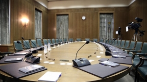 &Theta;έ&mu;&alpha; &omega;&rho;ώ&nu; &omicron; &alpha;&nu;&alpha;&sigma;&chi;&eta;&mu;&alpha;&tau;&iota;&sigma;&mu;ό&sigmaf;-&Pi;&omicron;&iota;&omicron;&iota; &mu;έ&nu;&omicron;&upsilon;&nu;,&pi;&omicron;&iota;&omicron;&iota; &phi;&epsilon;ύ&gamma;&omicron;&upsilon;&nu;