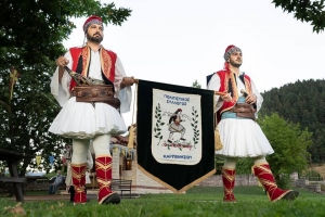 &Kappa;&alpha;&rho;&pi;&epsilon;&nu;ή&sigma;&iota;:'&Alpha;&rho;&iota;&sigma;&tau;&eta; &sigma;&upsilon;&nu;&epsilon;&rho;&gamma;&alpha;&sigma;ί&alpha; &Delta;ή&mu;&omicron;&upsilon; &kappa;&alpha;&iota; &pi;&omicron;&lambda;&iota;&tau;&iota;&sigma;&tau;&iota;&kappa;&omicron;ύ &sigma;&upsilon;&lambda;&lambda;ό&gamma;&omicron;&upsilon;-&Tau;&omicron; "&epsilon;&upsilon;&chi;&alpha;&rho;&iota;&sigma;&tau;ώ" &tau;&omicron;&upsilon; &delta;&eta;&mu;ά&rho;&chi;&omicron;&upsilon;