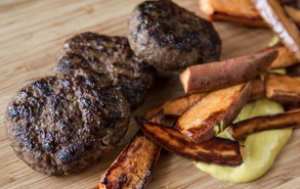 Λαχταριστά μπιφτέκια γεμιστά με τομάτα και φέτα