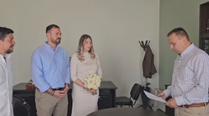 &Delta;&iota;&pi;&lambda;ή &chi;&alpha;&rho;ά &gamma;&iota;&alpha; &tau;&omicron;&nu; &Alpha;&nu;&tau;&iota;&delta;ή&mu;&alpha;&rho;&chi;&omicron;