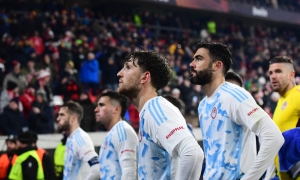 Σκληρές αποδοκιμασίες οπαδών του Ολυμπιακού προς τους παίκτες μετά τoν διασυρμό από τη Φράιμπουργκ-&quot;Οποιος δεν μπορεί...&quot;