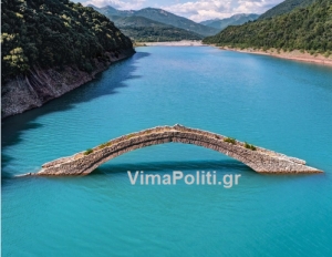 Άγραφα:To ιστορικό &quot;Γεφύρι του Μανώλη&quot; βυθισμένο στα καταγάλανα νερά (Βίντεο drone)