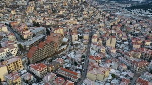 &Sigma;&tau;&alpha; &lambda;&epsilon;&upsilon;&kappa;ά &nu;&tau;ύ&theta;&eta;&kappa;&epsilon; &tau;&omicron; &Kappa;&alpha;&rho;&pi;&epsilon;&nu;ή&sigma;&iota;-&Mu;&alpha;&gamma;&epsilon;&upsilon;&tau;&iota;&kappa;έ&sigmaf; &epsilon;&iota;&kappa;ό&nu;&epsilon;&sigmaf; &alpha;&pi;&omicron; drone