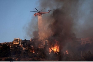 Μάχη με τις φλόγες στα Δερβενοχώρια-Καλύτερη η εικόνα της φωτιάς σε Κουβαρά, Κερατέα και Λουτράκι