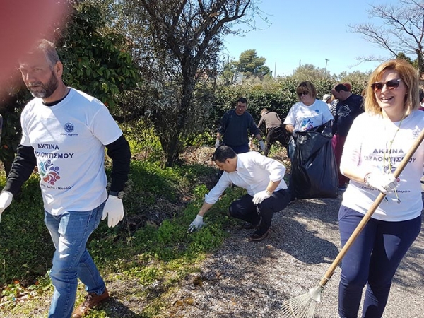 Εθελοντές καθάρισαν την Εθνική οδό Αγρινίου-Θέρμου στην Αβόρανη