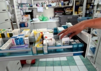 &Kappa;&omicron;&rho;&omega;&nu;&omicron;ϊό&sigmaf;: &Pi;&omicron;&iota;&omicron; &phi;ά&rho;&mu;&alpha;&kappa;&omicron; &mu;&epsilon;&iota;ώ&nu;&epsilon;&iota; &tau;&eta;&nu; &alpha;&pi;&omicron;&tau;&epsilon;&lambda;&epsilon;&sigma;&mu;&alpha;&tau;&iota;&kappa;ό&tau;&eta;&tau;&alpha; &tau;&omicron;&upsilon; &epsilon;&mu;&beta;&omicron;&lambda;ί&omicron;&upsilon; &tau;&eta;&sigmaf; Pfizer