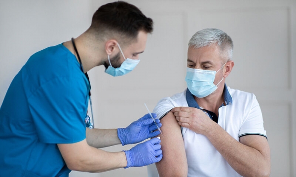 Έντονες αντιδράσεις για τον υποχρεωτικό εμβολιασμό για τους άνω των 60