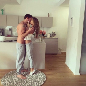 &Pi;&omicron;&iota;&epsilon;&sigmaf; &sigma;&kappa;έ&psi;&epsilon;&iota;&sigmaf; &delta;&iota;ώ&chi;&nu;&omicron;&upsilon;&nu; &tau;&eta;&nu; &epsilon;&rho;&omega;&tau;&iota;&kappa;ή &epsilon;&pi;&iota;&theta;&upsilon;&mu;ί&alpha; &sigma;&epsilon; έ&nu;&alpha; &zeta;&epsilon;&upsilon;&gamma;ά&rho;&iota;;