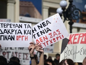 Απορρίφθηκε στη Βουλή η πρόταση δυσπιστίας αλλά παραμένει στους δρόμους-Προ των πυλών ανασχηματισμός