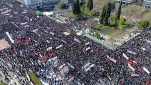 T&rho;&alpha;&gamma;&omega;&delta;ί&alpha; &sigma;&tau;&alpha; &Tau;έ&mu;&pi;&eta;: T&rho;ί&alpha; &chi;&rho;ό&nu;&iota;&alpha; &mu;&epsilon;&tau;ά &eta; &mu;&nu;ή&mu;&eta; &delta;&epsilon;&nu; &sigma;&beta;ή&nu;&epsilon;&iota;-&Mu;&epsilon;&gamma;&alpha;&lambda;&epsilon;&iota;ώ&delta;&eta; &sigma;&upsilon;&lambda;&lambda;&alpha;&lambda;&eta;&tau;ή&rho;&iota;&alpha; &sigma;&epsilon; ό&lambda;&eta; &tau;&eta; &chi;ώ&rho;&alpha;