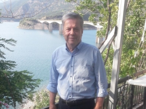 &Alpha;&iota;&tau;&omega;&lambda;/&nu;ί&alpha;:&Theta;&lambda;ί&psi;&eta; &gamma;&iota;&alpha; &tau;&omicron;&nu; &theta;ά&nu;&alpha;&tau;&omicron; &tau;&omicron;&upsilon; &Gamma;&iota;&alpha;&tau;&rho;&omicron;ύ &Beta;&alpha;&sigma;ί&lambda;&eta; &Alpha;&nu;&tau;&omega;&nu;ό&pi;&omicron;&upsilon;&lambda;&omicron;&upsilon;