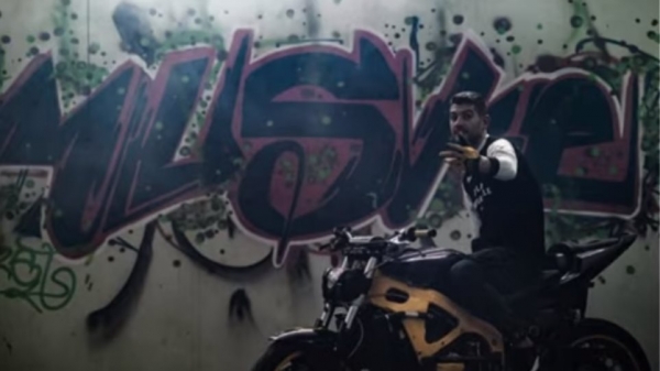 &Alpha;&iota;&gamma;ά&lambda;&epsilon;&omega;: &Nu;&epsilon;&kappa;&rho;ό&sigmaf; &gamma;&nu;&omega;&sigma;&tau;ό&sigmaf; youtuber &kappa;&alpha;&iota; &omicron; &phi;ί&lambda;&omicron;&sigmaf; &tau;&omicron;&upsilon; &sigma;&epsilon; &tau;&rho;&omicron;&chi;&alpha;ί&omicron; &mu;&epsilon; &tau;&iota;&sigmaf; &mu;&omicron;&tau;&omicron;&sigma;&upsilon;&kappa;&lambda;έ&tau;&epsilon;&sigmaf; &tau;&omicron;&upsilon;&sigmaf;