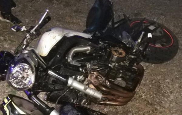 &Tau;&rho;&alpha;&gamma;&omega;&delta;ί&alpha; &sigma;&tau;&omicron; &Kappa;&alpha;&rho;&pi;&epsilon;&nu;ή&sigma;&iota;:&Theta;&alpha;&nu;&alpha;&tau;&eta;&phi;ό&rho;&omicron; &tau;&rho;&omicron;&chi;&alpha;ί&omicron; &mu;&epsilon; &delta;ύ&omicron; &nu;έ&omicron;&upsilon;&sigmaf; &nu;&epsilon;&kappa;&rho;&omicron;ύ&sigmaf;(&Beta;ί&nu;&tau;&epsilon;&omicron;)