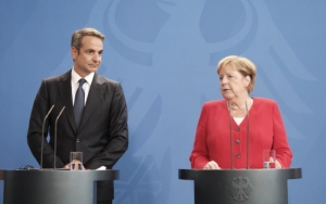 &Sigma;&tau;&omicron; &Beta;&epsilon;&rho;&omicron;&lambda;ί&nu;&omicron; &omicron; &Mu;&eta;&tau;&sigma;&omicron;&tau;ά&kappa;&eta;&sigmaf; &gamma;&iota;&alpha; &kappa;&rho;ί&sigma;&iota;&mu;&epsilon;&sigmaf; &epsilon;&pi;&alpha;&phi;έ&sigmaf; &mu;&epsilon; &Mu;έ&rho;&kappa;&epsilon;&lambda;-&Kappa;&omicron;&upsilon;&rho;&tau;&sigmaf;