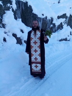 Ιερέας στο Ραπτόπουλο Αγράφων αψήφισε χιόνια και κρύο αγιάζοντας τα σπίτια