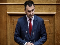 &Chi;&alpha;&rho;ί&tau;&sigma;&eta;&sigmaf;:&laquo;&Kappa;&alpha;&rho;&alpha;&mu;&pi;&iota;&nu;ά&tau;&omicron; &sigma;&kappa;ά&nu;&delta;&alpha;&lambda;&omicron; &tau;&eta;&sigmaf; &kappa;&upsilon;&beta;έ&rho;&nu;&eta;&sigma;&eta;&sigmaf; &Mu;&eta;&tau;&sigma;&omicron;&tau;ά&kappa;&eta;, &kappa;&alpha;&iota; ό&chi;&iota; &alpha;&pi;&lambda;ό &lambda;ά&theta;&omicron;&sigmaf;&raquo; &eta; &tau;&eta;&lambda;&epsilon;&kappa;&alpha;&tau;ά&rho;&tau;&iota;&sigma;&eta;