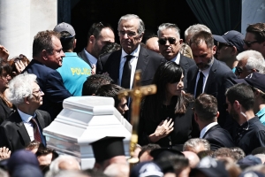 Σε κλίμα βαθιάς οδύνης το τελευταίο αντίο στη Λένα Σαμαρά(Φώτο)