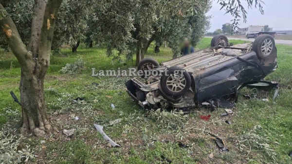 Τραγωδία στην Φθιώτιδα: Δύο φίλοι νεκροί σε τροχαίο-Το αυτοκίνητο εξετράπη της πορείας του και «καρφώθηκε» σε ελιά