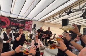 Χαμός με Σαφέτη σε πανηγύρι στον Άραξο Αχαΐας-Πήραν φωτιά τα ... ουίσκι!(Βίντεο)