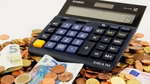 &Omicron;&iota; &nu;έ&omicron;&iota; &mu;&iota;&sigma;&theta;&omicron;ί &mu;&epsilon;&tau;ά &tau;&eta;&nu; &alpha;ύ&xi;&eta;&sigma;&eta; &tau;&omicron;&upsilon; &kappa;&alpha;&tau;ώ&tau;&alpha;&tau;&omicron;&upsilon; &sigma;&tau;&alpha; 650 &epsilon;&upsilon;&rho;ώ-&Pi;&omicron;&iota;&omicron;&iota; &epsilon;ί&nu;&alpha;&iota; &omicron;&iota; &kappa;&epsilon;&rho;&delta;&iota;&sigma;&mu;έ&nu;&omicron;&iota;