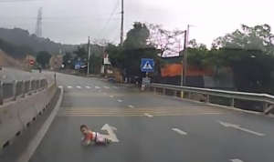Βίντεο που σοκάρει:Μωρό μπουσουλάει στην μέση του δρόμου!