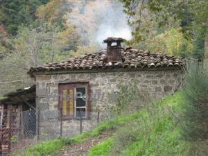 Άναψαν τα τζάκια και οι ξυλόσομπες στην Ευρυτανία