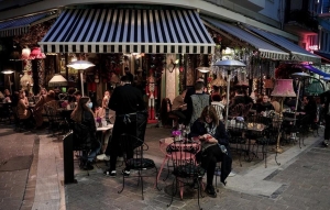 K&omicron;&rho;&omega;&nu;&omicron;ϊό&sigmaf;: &Epsilon;&pi;&iota;&sigma;&tau;&rho;έ&phi;&epsilon;&iota; &alpha;&pi;ό &Delta;&epsilon;&upsilon;&tau;έ&rho;&alpha; &eta; &mu;&omicron;&upsilon;&sigma;&iota;&kappa;ή &sigma;&epsilon; &epsilon;&sigma;&tau;ί&alpha;&sigma;&eta; &kappa;&alpha;&iota; &delta;&iota;&alpha;&sigma;&kappa;έ&delta;&alpha;&sigma;&eta; - &Alpha;&pi;&epsilon;&lambda;&epsilon;&upsilon;&theta;&epsilon;&rho;ώ&nu;&epsilon;&tau;&alpha;&iota; &tau;&omicron; &omega;&rho;ά&rho;&iota;&omicron;