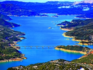 Aποδράσεις:Η απέραντη ομορφιά της λίμνης Κρεμαστών!