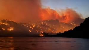 &Sigma;&epsilon; &tau;&rho;ί&alpha; &mu;έ&tau;&omega;&pi;&alpha; &eta; &mu;ά&chi;&eta; &mu;&epsilon; &tau;&eta; &phi;&omega;&tau;&iota;ά &sigma;&tau;&eta;&nu; &Iota;&epsilon;&rho;ά&pi;&epsilon;&tau;&rho;&alpha; - Έ&phi;&tau;&alpha;&sigma;&alpha;&nu; &sigma;&tau;&omicron; &nu;&eta;&sigma;ί &epsilon;&nu;&iota;&sigma;&chi;ύ&sigma;&epsilon;&iota;&sigmaf; &alpha;&pi;ό &tau;&eta;&nu; &Alpha;&theta;ή&nu;&alpha;