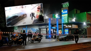 &Nu;ί&kappa;&alpha;&iota;&alpha;: &Kappa;&alpha;&rho;έ &kappa;&alpha;&rho;έ &sigma;&epsilon; &beta;ί&nu;&tau;&epsilon;&omicron; &eta; &epsilon;&nu; &psi;&upsilon;&chi;&rho;ώ &delta;&omicron;&lambda;&omicron;&phi;&omicron;&nu;ί&alpha; &sigma;&tau;&omicron; &beta;&epsilon;&nu;&zeta;&iota;&nu;ά&delta;&iota;&kappa;&omicron; &epsilon;&pi;ί &tau;&eta;&sigmaf; &Theta;&eta;&beta;ώ&nu;