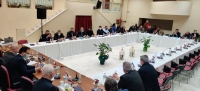 &Sigma;&upsilon;&nu;&epsilon;&delta;&rho;ί&alpha;&sigma;&alpha;&nu; &kappa;&alpha;&iota; έ&kappa;&omicron;&psi;&alpha;&nu; &tau;&eta;&nu; &beta;&alpha;&sigma;&iota;&lambda;ό&pi;&iota;&tau;&alpha; &omicron;&iota; &Delta;ή&mu;&alpha;&rho;&chi;&omicron;&iota; &tau;&eta;&sigmaf; &Sigma;&tau;&epsilon;&rho;&epsilon;ά&sigmaf;-&Sigma;&tau;&omicron;&nu; &Sigma;&omicron;&upsilon;&lambda;&iota;ώ&tau;&eta; έ&pi;&epsilon;&sigma;&epsilon; &tau;&omicron; &phi;&lambda;&omicron;&upsilon;&rho;ί