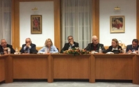 &Epsilon;&pi;&iota; &tau;ά&pi;&eta;&tau;&omicron;&sigmaf; &eta;  &upsilon;&pi;&omicron;&sigma;&tau;&epsilon;&lambda;έ&chi;&omega;&sigma;&eta; &tau;&omicron;&upsilon; &delta;ή&mu;&omicron;&upsilon; &Alpha;&gamma;&rho;ά&phi;&omega;&nu; &sigma;&tau;&eta;&nu; &sigma;&upsilon;&nu;&epsilon;&delta;&rho;ί&alpha;&sigma;&eta; &tau;&eta;&sigmaf; &Pi;&Epsilon;&Delta; &Sigma;&tau;&epsilon;&rho;&epsilon;ά&sigmaf;