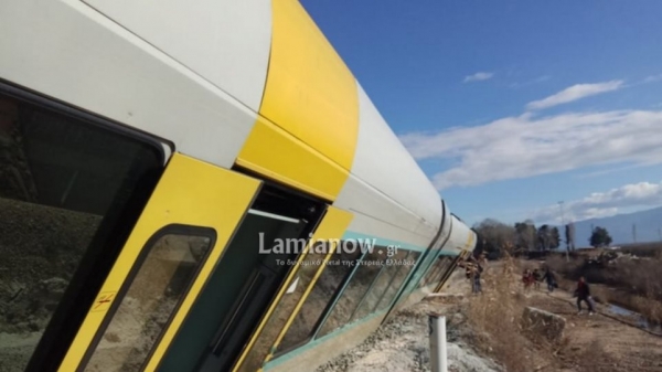 Τρένο εκτροχιάστηκε και «τούμπαρε» στο Λιανοκλάδι-Δείτε εικόνες